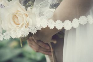 Poradnik dla fotografów ślubnych: Jak uchwycić autentyczną i emocjonalną chwilę
