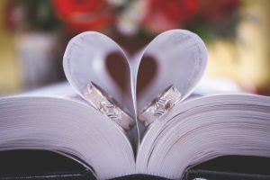 Inspirujące pomysły na dekoracje stołów weselnych: Kreuj wyjątkowy klimat swojego przyjęcia