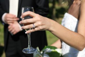 Modne fryzury ślubne dla przyszłych pań młodych: Wybierz swój unikalny styl