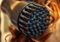 Jak prawidłowo używać dyfuzora do suszarki, by podkreślić skręt i uniknąć puszenia włosów