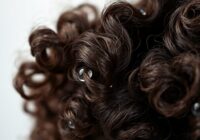 Włosy wysokoporowate – jak pielęgnować, by ograniczyć przesuszenie, puszenie i łamliwość